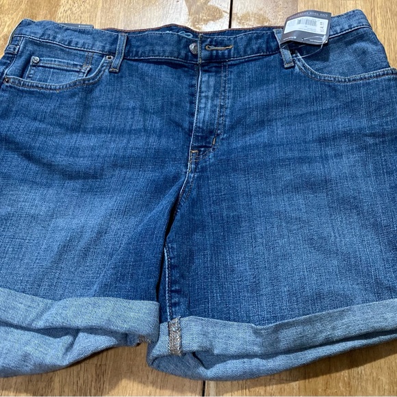 Beautiful shorts size 10 new! - Picture 2 of 5